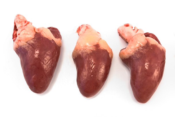 Tres corazones de pollo crudo
 - Foto, imagen