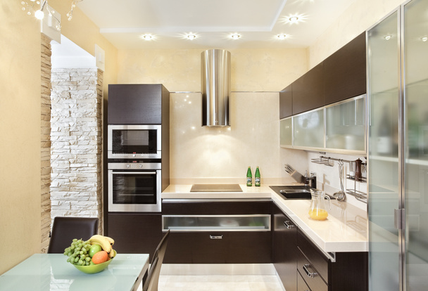 moderne keuken interieur in warme tinten - Foto, afbeelding