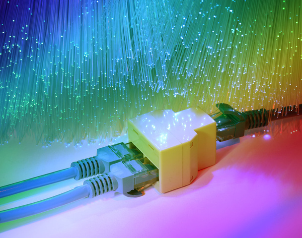 Cables de red y primer plano con fondo de fibra óptica
 - Foto, Imagen