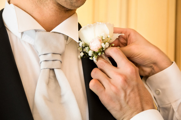 Bruidegom in elegante tuxedo - Foto, afbeelding