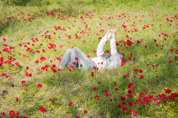 Lány, hogy egy selfie virág meadow - Fotó, kép