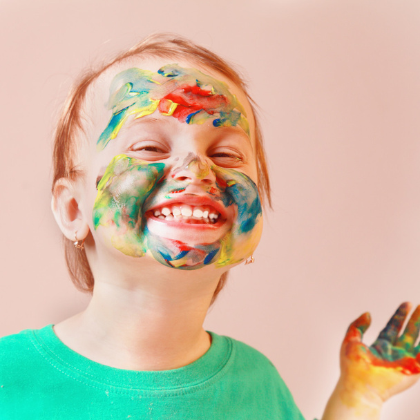 gelukkige kinderen met make-up (humoristische foto) - Foto, afbeelding