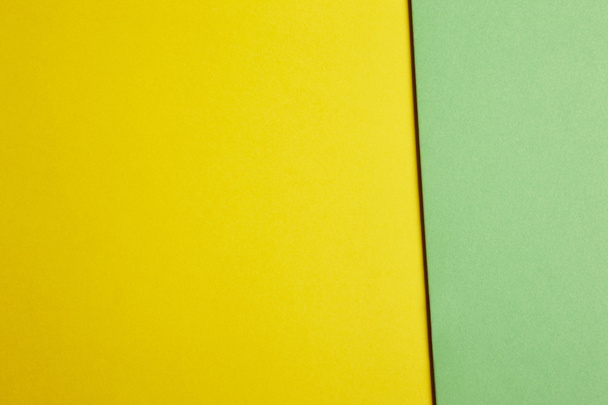 Χρωματιστά χαρτόνια με φόντο κίτρινο πράσινο τόνο. Αντίγραφο χώρου - Φωτογραφία, εικόνα