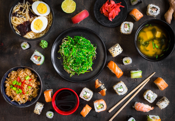 Tabela z sushi i tradycyjnej kuchni japońskiej serwowane  - Zdjęcie, obraz