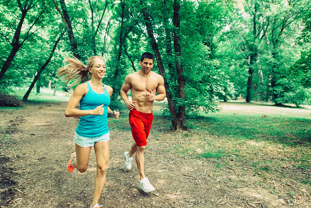 若いカップルをジョギング - 写真・画像