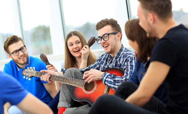 Young people playing guitar - Foto, afbeelding