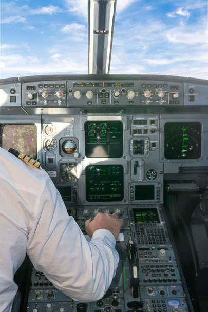 Pilot in the cockpit pulling the aircraft throttle - Fotoğraf, Görsel