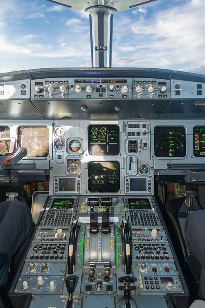 Πιλότοι στο πιλοτήριο κατά τη διάρκεια εμπορικής πτήσης - Φωτογραφία, εικόνα