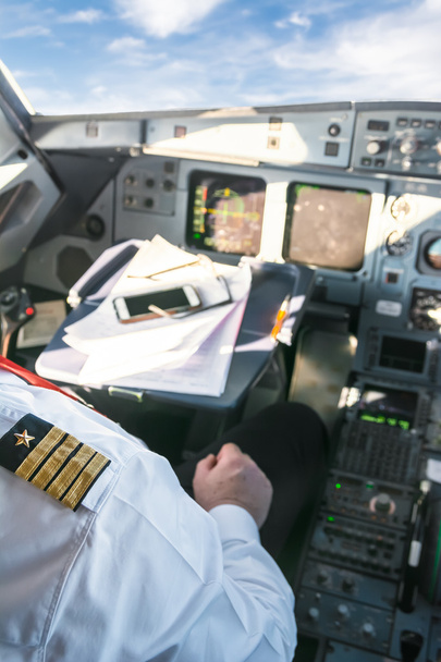 Pilóta a pilótafülkében a kereskedelmi repülés közben - Fotó, kép