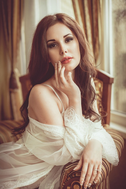 portrét brunetka v bílém oblečení - Fotografie, Obrázek