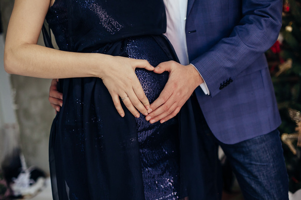 若いカップルの赤ちゃんを期待しています。美しい妊娠中の女性と彼女の h - 写真・画像