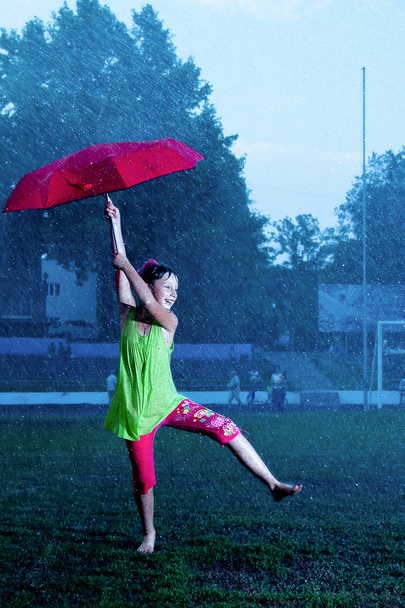 dívka s deštníkem v dešti - Fotografie, Obrázek