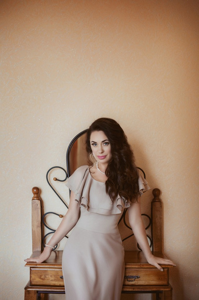 hermosa mujer en el vestido beige
 - Foto, Imagen