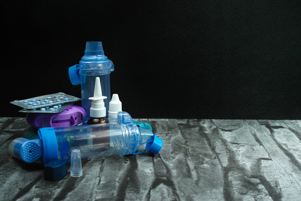 Farmaci per l'asma. Set di inalatori e farmaci
  - Foto, immagini