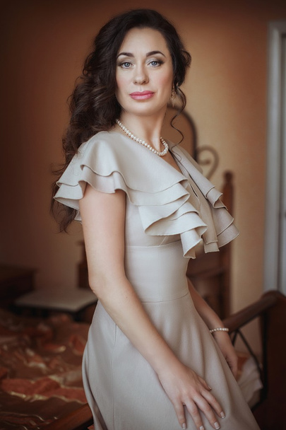 hermosa mujer en el vestido beige
 - Foto, Imagen
