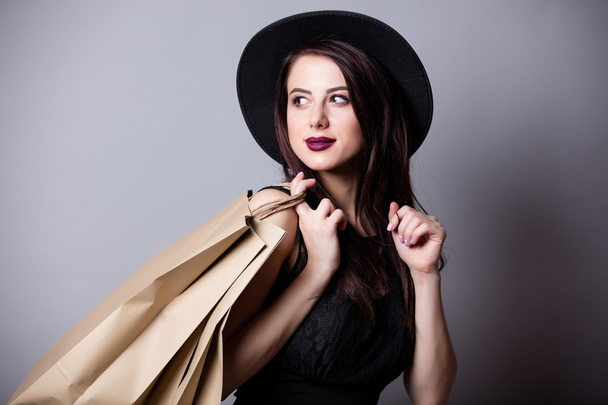 Porträt einer jungen Frau mit Einkaufstüten - Foto, Bild