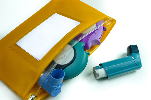 Asztma megkönnyebbülés koncepció, inhaláló salbutamol, egy másik gyógyszert egy - Fotó, kép