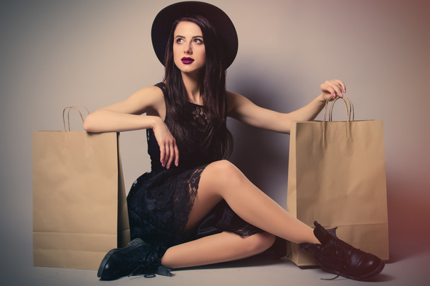 Retrato de mulher jovem com sacos de compras
 - Foto, Imagem