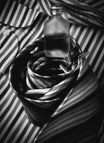Accesorios hombre en blanco negruzco
  - Foto, Imagen