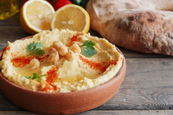 Hummus crémeux maison sain à l'huile d'olive et à la pita
 - Photo, image