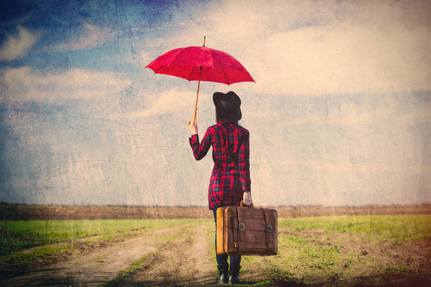 スーツケースと傘を持った女性 - 写真・画像