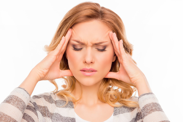 Attrayant jeune femme souffrant de forte migraine
 - Photo, image