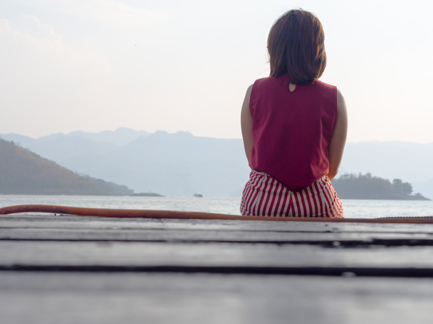 Deniz ve dağ, seyahat geri ahşap balkonda oturan kız - Fotoğraf, Görsel