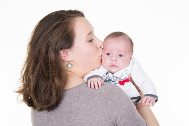 glückliche Mutter und ihre kleine Tochter küssen - Foto, Bild