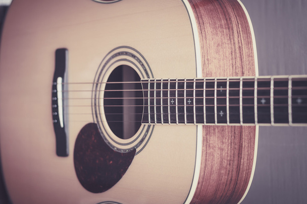 Close up de guitarra acústica, selecione o foco com profundidade de campo rasa
. - Foto, Imagem