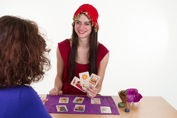 Młoda kobieta interpretuje przyszłość z kart tarota - Zdjęcie, obraz