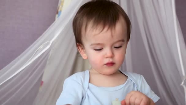 Baby Boy stojący w łóżeczku - Materiał filmowy, wideo