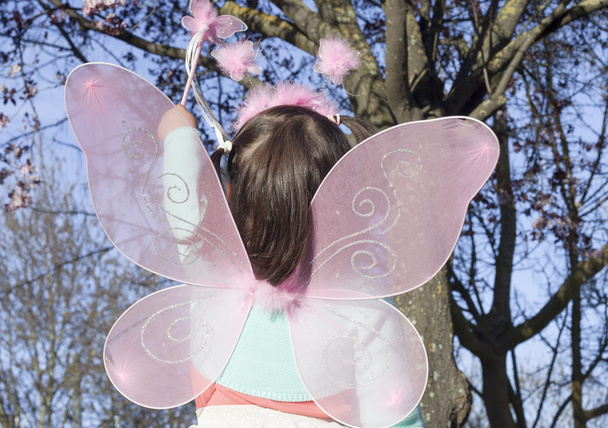 Маленька дівчинка в костюмі на відкритому повітрі
 - Фото, зображення