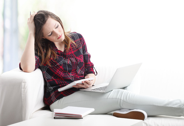 woman sitting on sofa with laptop - Foto, Imagen
