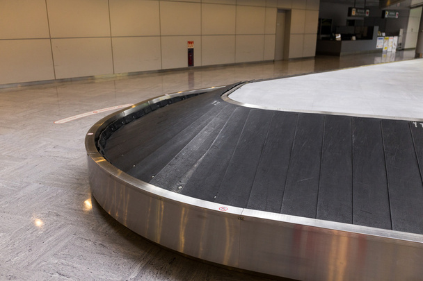 Zona de recogida de equipaje vacía en el aeropuerto
 - Foto, imagen