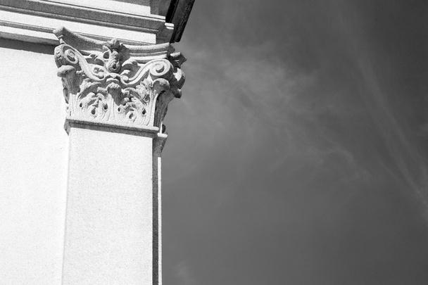 абстрактная старая колонна в стране европы кирпича
 - Фото, изображение