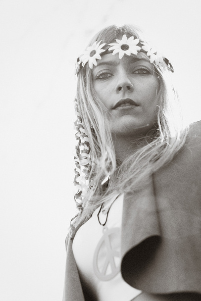 Menina estilo hippie loira com sinal de paz e coroa fora
 - Foto, Imagem