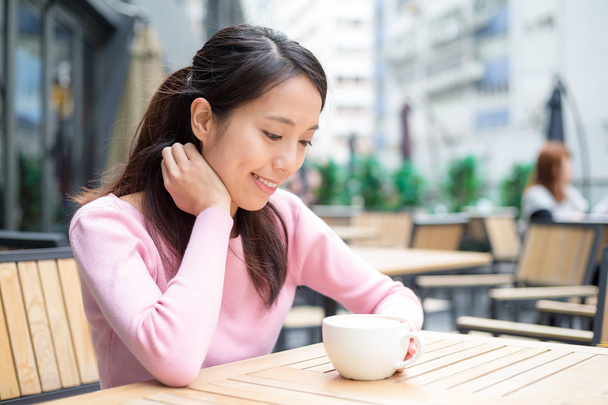Jeune femme prenant son café
 - Photo, image
