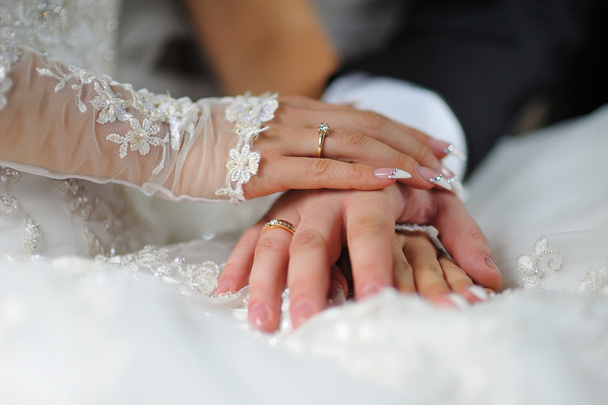 mãos de noiva e noivo com anéis no vestido
 - Foto, Imagem