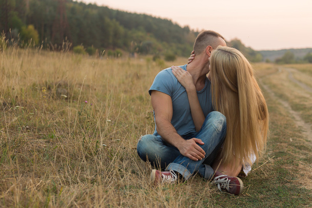 junges Paar auf einem Feld - Foto, Bild