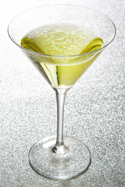 Green apple cocktail on glitter background - Fotoğraf, Görsel