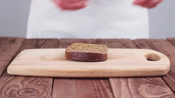 Chef előkészítése szendvics. Szendvics áll kenyér, sajt, hús, paradicsom és saláta. - Felvétel, videó