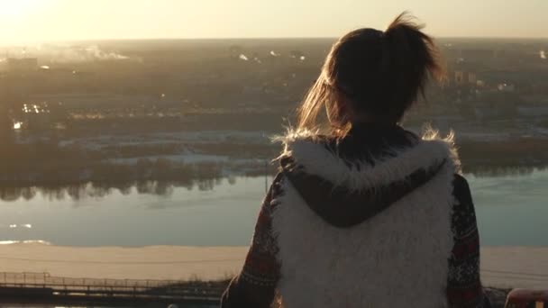Dziewczyna patrzy na panoramę miasta - Materiał filmowy, wideo