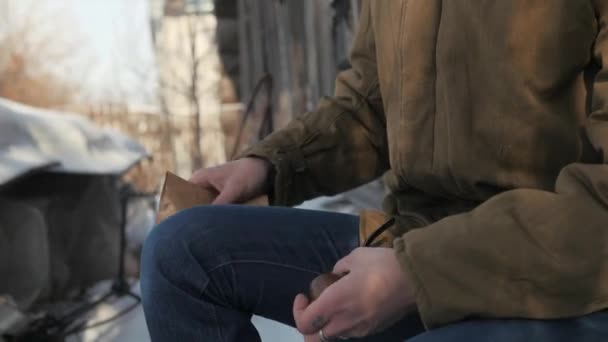 Ο νεαρός άνδρας βγάζει ένα καπνού - Πλάνα, βίντεο