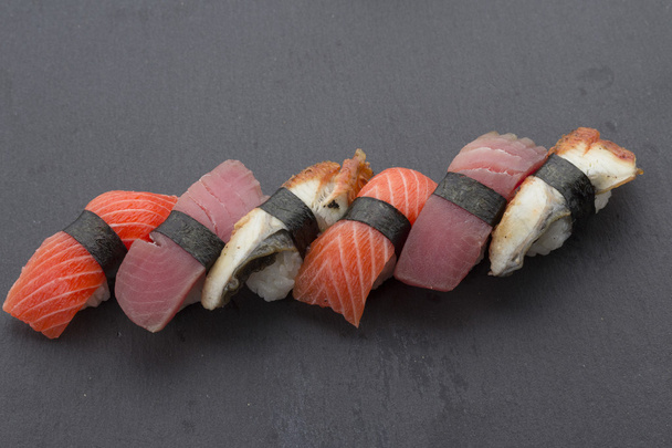 Japanese cuisine. Sushi with fresh ingredients. - Fotoğraf, Görsel