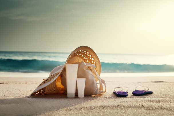 Opalování, klobouk s taškou na tropické pláži - Fotografie, Obrázek