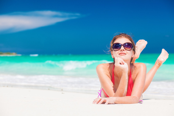 portrait of woman in bikini relaxing on tropical beach - Foto, Imagem