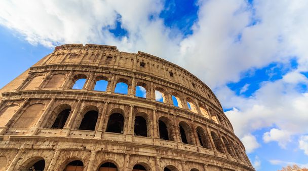 Vista del Coliseo en un día soleado. Roma, Italia
 - Foto, imagen