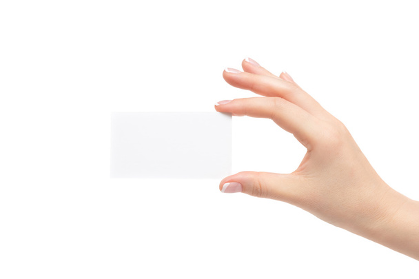 Mão feminina segura cartão branco em um fundo branco
. - Foto, Imagem