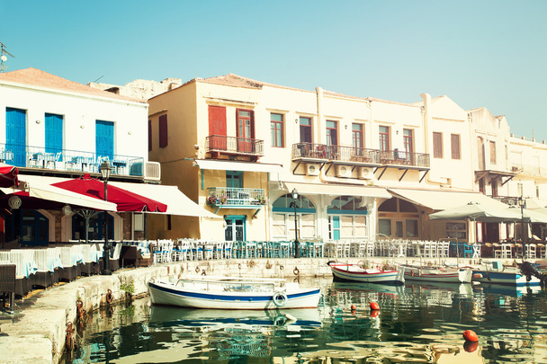 Griekenland. Kreta Rethymnon, boten, zee en Restaurant. Indruk o - Foto, afbeelding