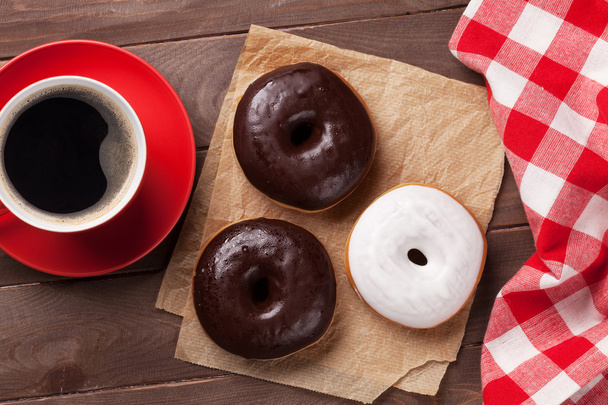 Donuts et café sur table en bois
 - Photo, image